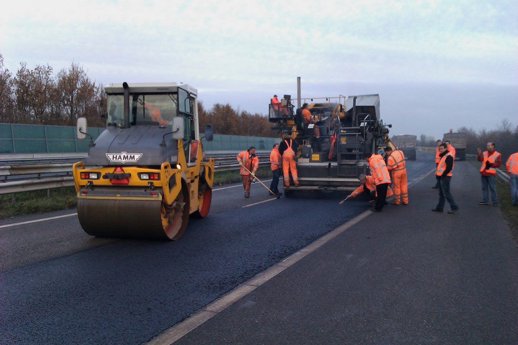 オランダの高速道路A58において、400mの区間にわたって自己治癒型のアスファルト舗装を施工している様子（写真：エピオン）