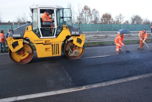 オランダ国内の高速道路A58の400mの区間で、2010年に自己治癒型のアスファルト舗装を施工した（写真：エピオン）