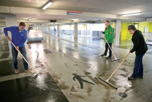 液状の補修材を地下駐車場の床に施工している様子。この補修材については、會澤高圧コンクリートが2018年4月に販売を始めた（写真：デルフト工科大学）