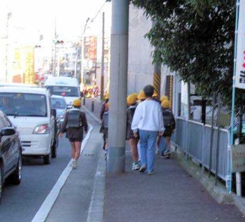 無電柱化する歩道の例。すれ違い時に歩行者が車道にはみ出している（写真：国土交通省）