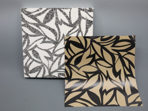 右側はクラフト紙の両面にポリエチレン樹脂をラミネートした3層構造のシートである「ベトンフィット」。左側はそれを使って表面を仕上げたコンクリート（写真：凸版印刷）
