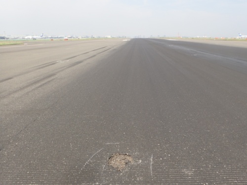 羽田空港B滑走路で見つかった舗装の剥離。7月16日午後1時過ぎに撮影（写真：国土交通省）