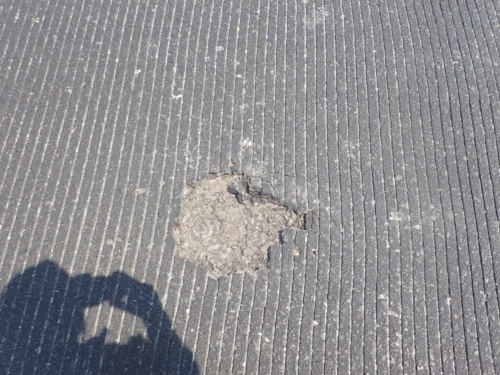 近寄って撮影したB滑走路の舗装の剥離（写真：国土交通省）