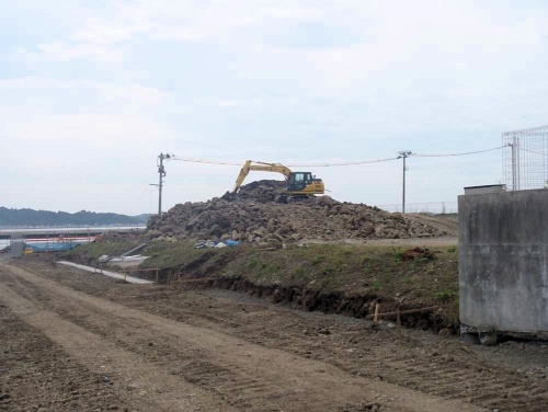 掘削を中止した竜頭島。7月11日に北の臨港道路側から撮影した（写真：宮城県仙台地方振興事務所）