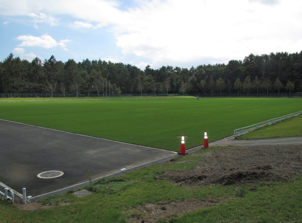 山梨県が芝を張り替えている富士北麓公園（富士吉田市）の球技場。写真左手前の舗装箇所を芝生に戻す予定だ（写真：山梨県）