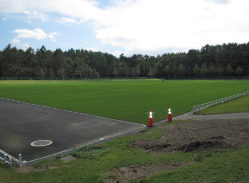 山梨県が芝を張り替えている富士北麓公園(富士吉田市)の球技場。写真左手前の舗装箇所を芝生に戻す予定だ(写真:山梨県)
