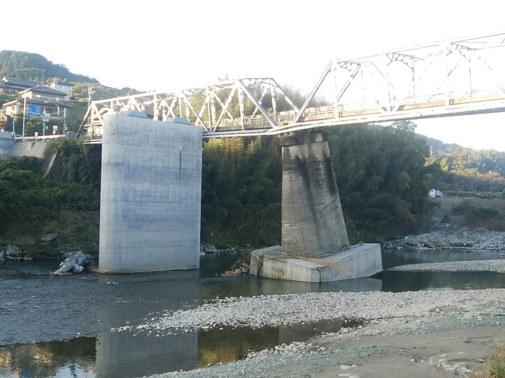 橋脚が2mずれて通行止め、今夏の大雨で洗掘か | 日経クロステック（xTECH）