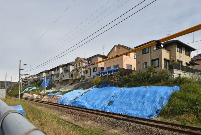 近鉄線沿いの宅地崩落から1年 勾配緩めて復旧へ 日経クロステック Xtech