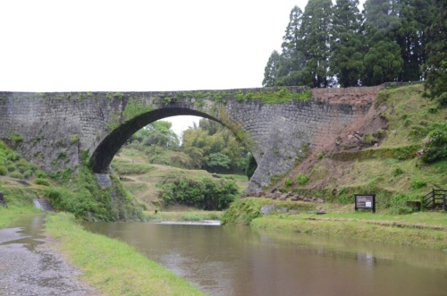 5月の大雨で石垣の一部が崩落した「通潤橋」。上流側から撮影（写真：山都町）