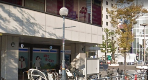 水銀ランプからLEDランプに取り換える道路照明灯。大阪市の曽根崎通りの歩道に2000年ごろに設置された。市中心部を南北に貫く道路の「顔」が御堂筋とすれば、東西を結ぶ道路の顔が曽根崎通り。その顔にふさわしいように、道路照明灯もデザイン化されたという（写真：国土交通省大阪国道事務所）