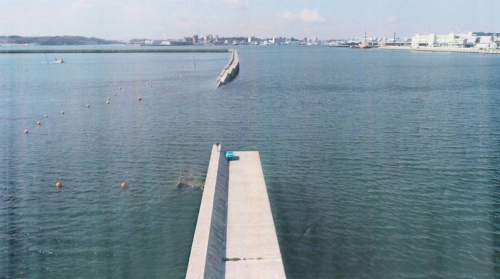 宮城県塩釜漁港の防波堤が約120mわたって倒壊。うち約60mが水没した（写真：宮城県）