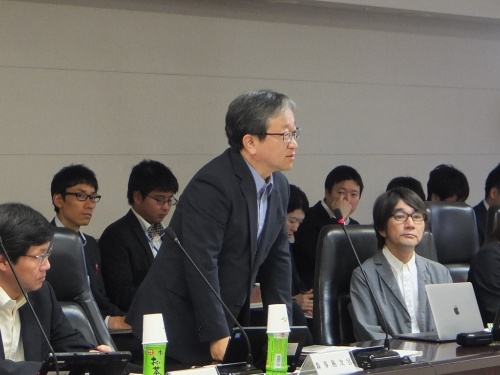 「新しい時代のインフラ・交通政策を考える懇談会」の初会合であいさつする、国土交通省の森昌文事務次官(写真:日経コンストラクション)