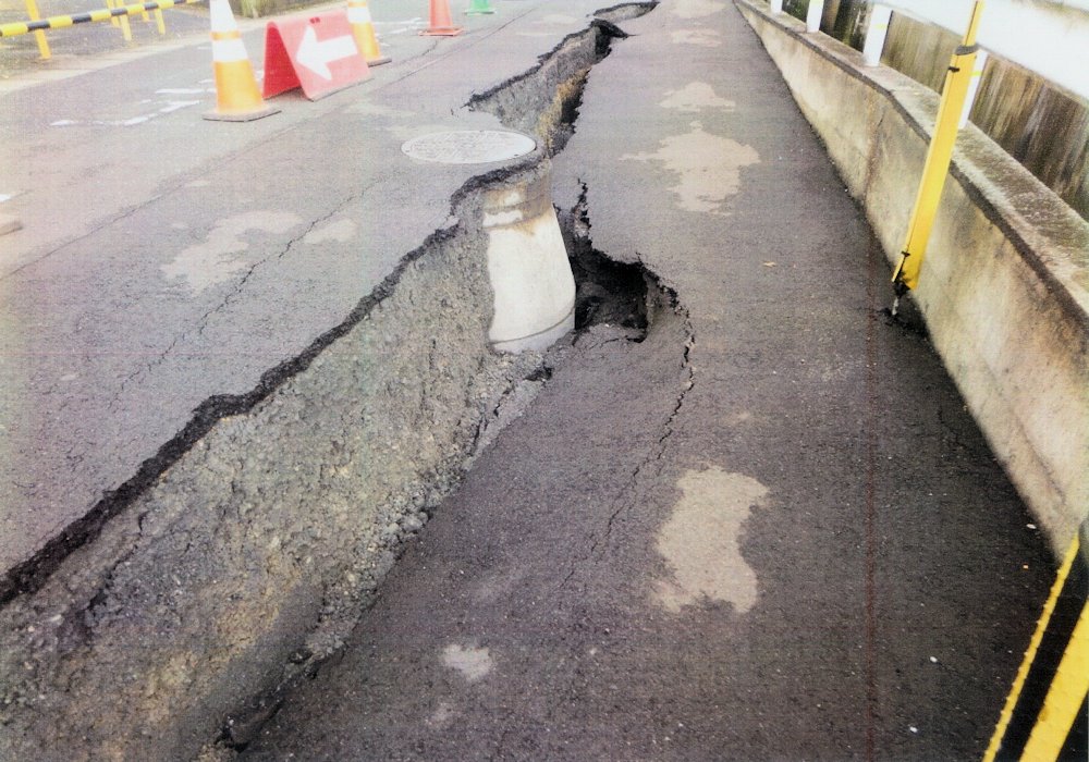 道路が護岸沿いに謎の陥没 昨年も同じ箇所で沈下 日経クロステック Xtech
