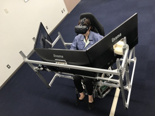 無人化施工VR技術で建設機械を遠隔地で操作する様子（写真：熊谷組）