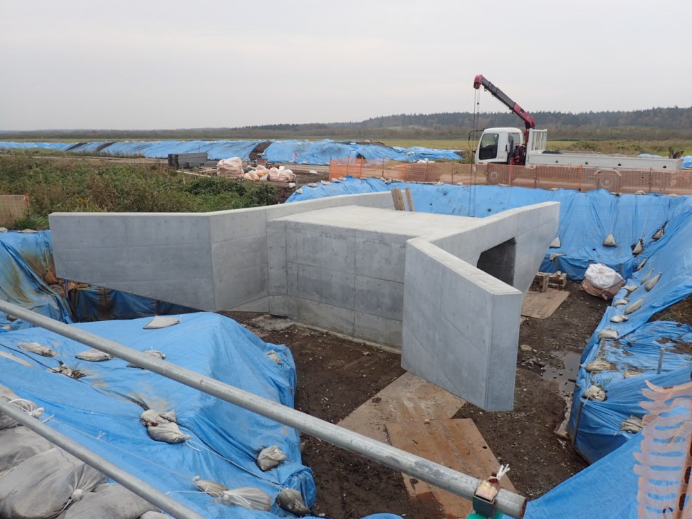 施工中のポロ沼地区第11号排水路上流工区。コンクリート打設後の函きょを左岸側から見ている（写真：国土交通省）