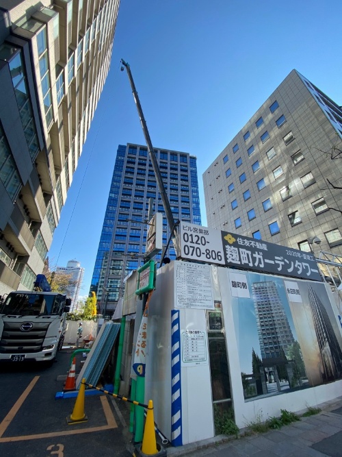西松建設が東京都千代田区で施工中の工事現場。クレーンなどが稼働していた。2020年4月10日に撮影(写真:日経クロステック)