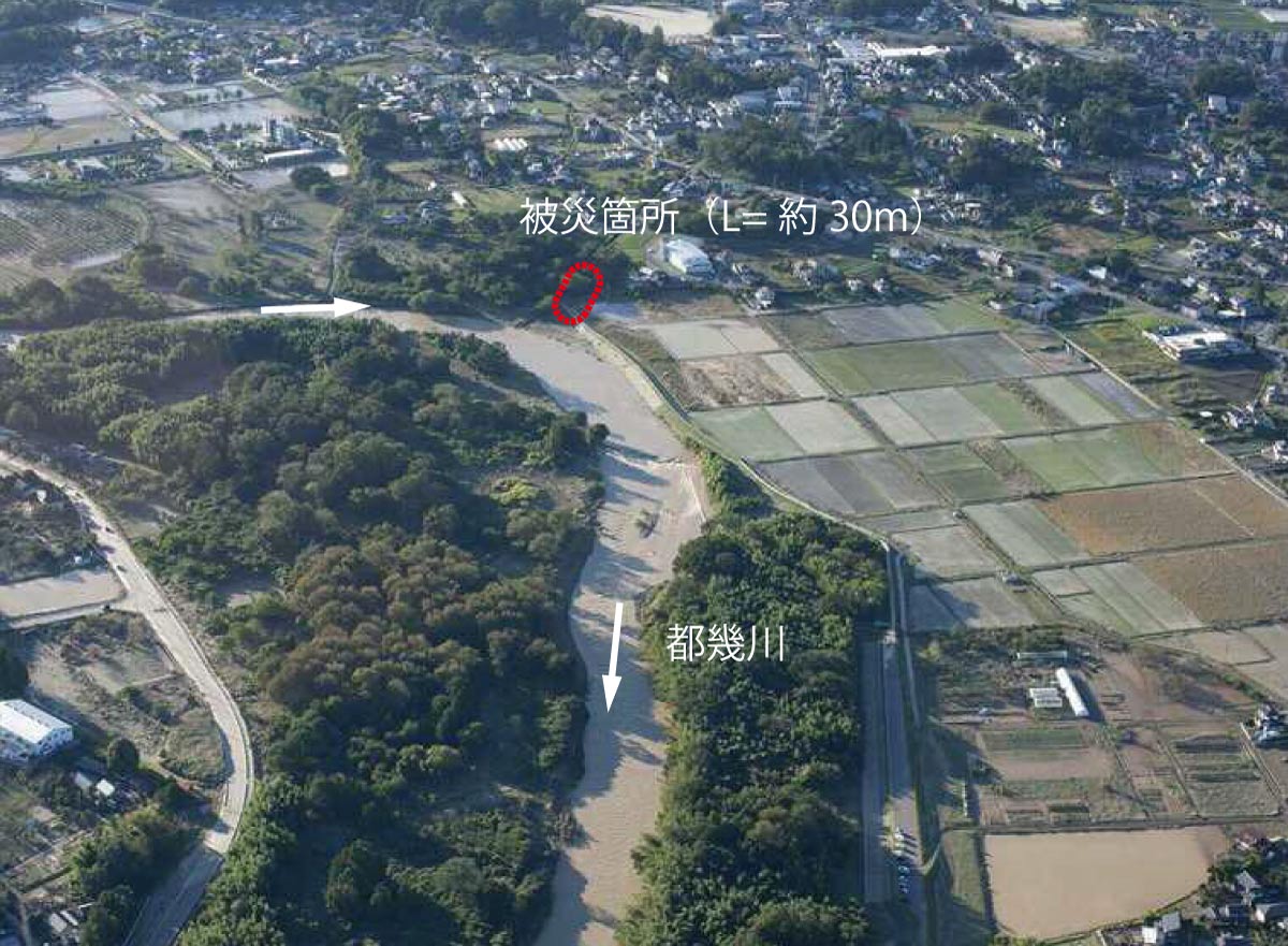 左岸6.5km地点。下流から続く堤防のうち、都幾川に流入する水路に取り付くように延びる区間の堤体が流失した（写真：国土交通省）