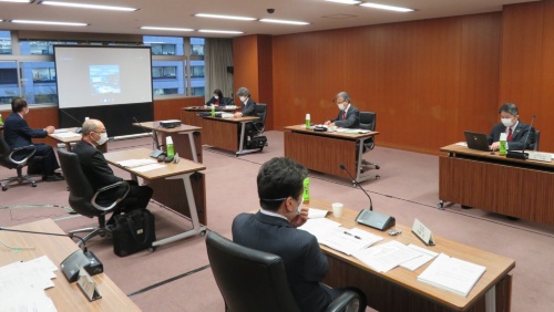 リニア中央新幹線静岡工区有識者会議の初回会合の様子。7人の委員のうち国土交通省内の会議室に集まったのは福岡捷二座長(後列の右から2人目)ら4人で、その他の委員は離れた場所からウェブ会議システムを通じて参加した。前列の右端には国交省の水嶋智鉄道局長、左端にはJR東海の宇野護副社長が座る(写真:国土交通省)