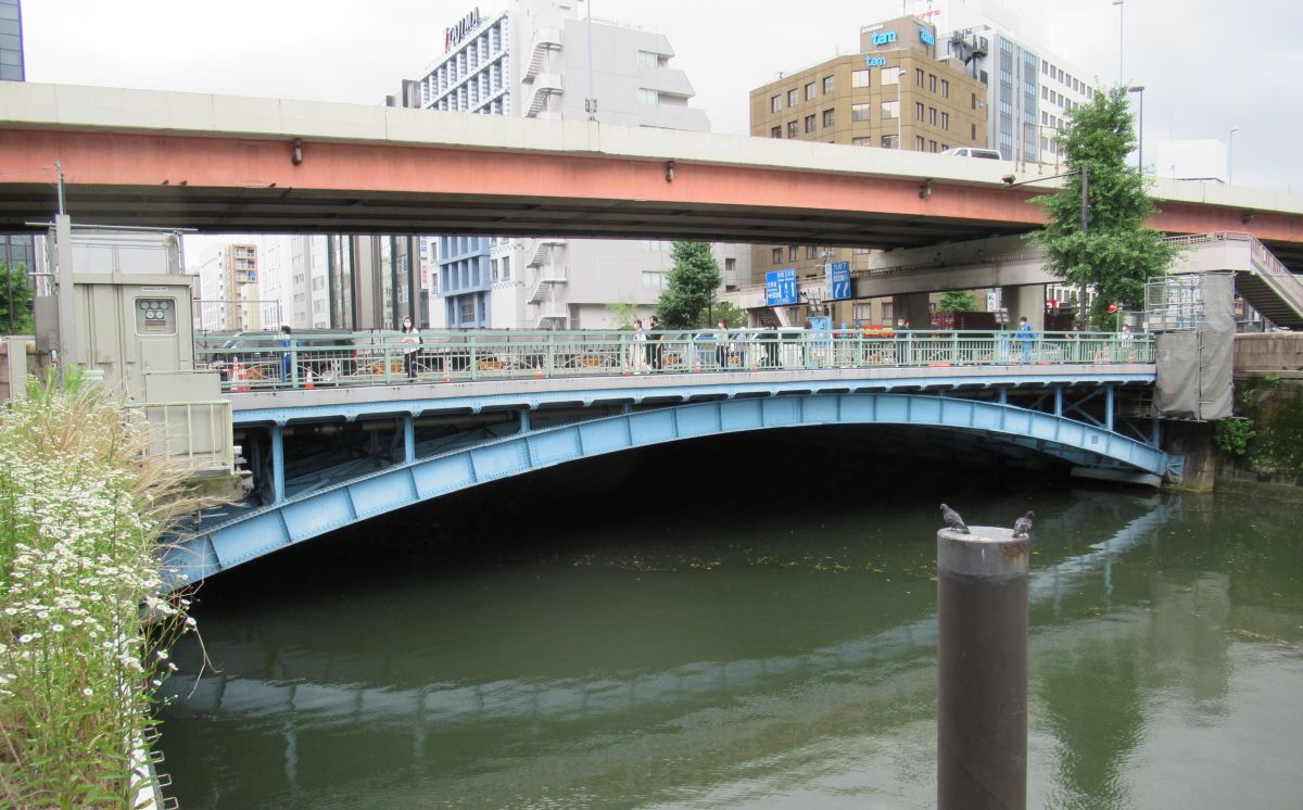 和泉橋の全景。秋葉原駅や神田駅に近く、交通量が多い。桁端部で補修のための足場を設置している。2020年7月1日に撮影（写真：日経クロステック）