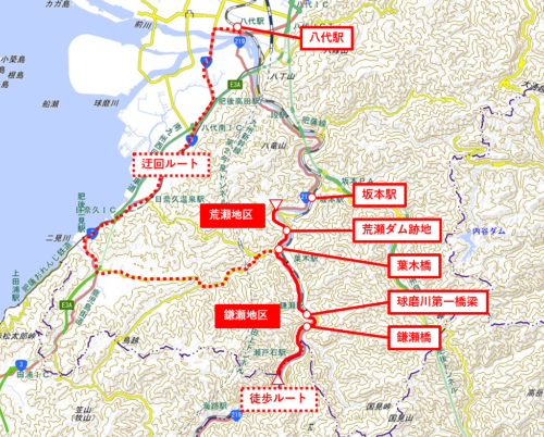 JR八代駅からタクシーで大きく迂回し球磨川本流へ向かった。到着後は、徒歩で上流に向かった。国土交通省の「統合災害情報システム」のデータに日経クロステックが加筆