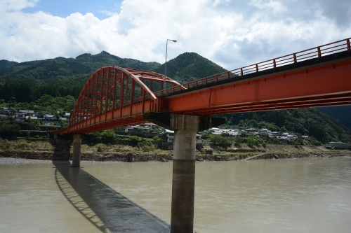 豪雨により多くの橋が被害を受けたなか、葉木橋は流失を免れた。2020年7月21日に左岸から撮影（写真：日経クロステック）