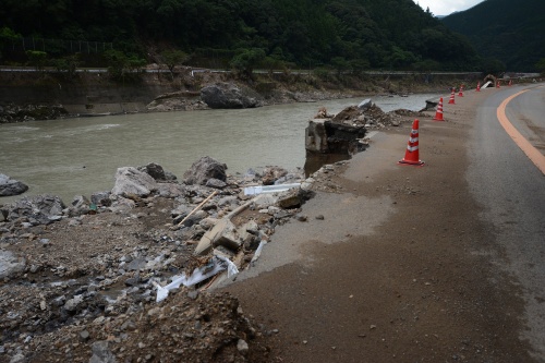 河岸浸食の激しい国道219号。2020年7月21日に左岸から撮影（写真：日経クロステック）