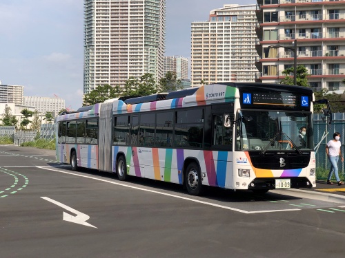 晴海BRTターミナルを発着するバス。大量輸送のため、2車体をつないだ連節バスを導入した(写真:日経クロステック)