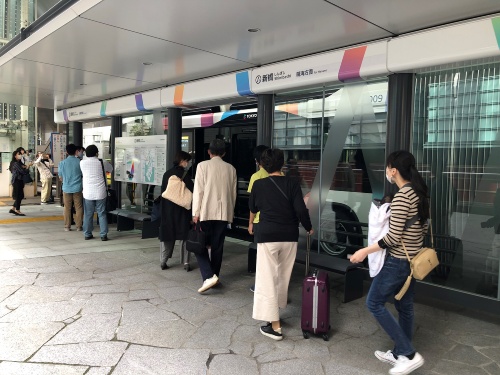 記者は午後2時6分発の連節バスに乗車した。停留所の周辺には人が集まり、バスを撮影していた(写真:日経クロステック)