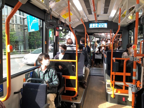 カーブ時の連節バス内部の様子。通常のバスと比べて、内輪差が大きい(写真:日経クロステック)