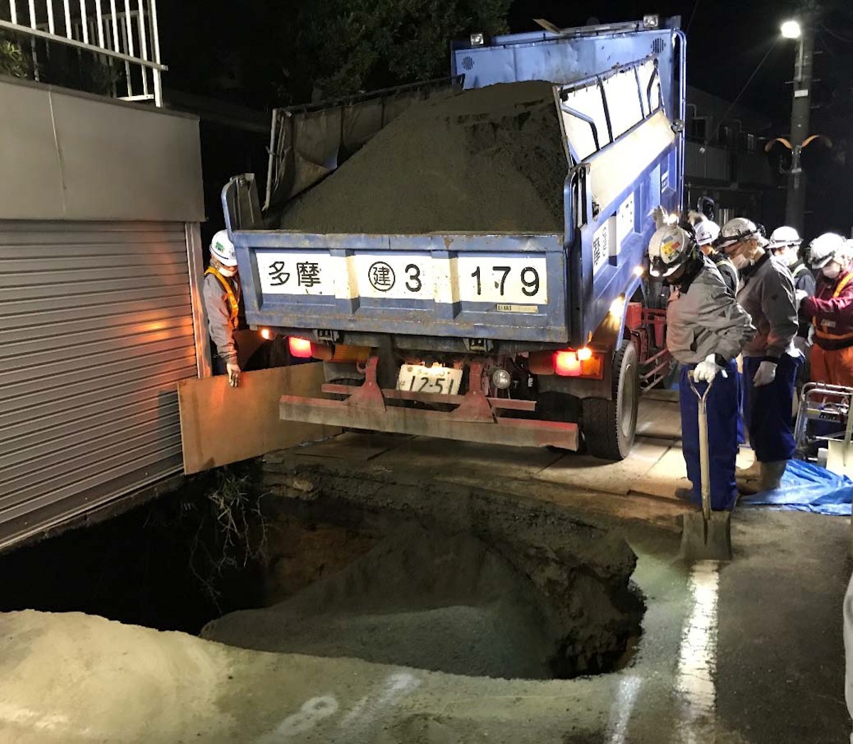 復旧工事の様子（写真：東日本高速道路会社）
