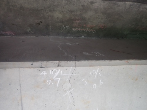 東京都日野市の中央自動車道をまたぐ緑橋。耐震補強で増し打ちしたコンクリートにひび割れが生じた。ひびの大きさは幅0.7mm、長さ1.6m(写真:中日本高速道路会社)