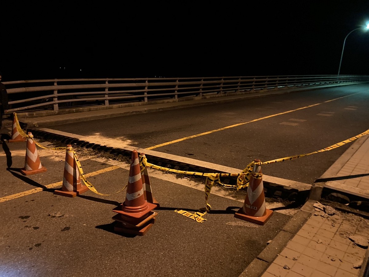 上関大橋の桁端部に生じた段差。橋台側から撮影（写真：山口県）