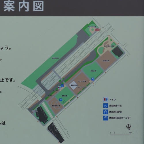 北川原公園に掲示されている園内の案内図。中心を貫く国道20号日野バイパスに沿ってごみ収集車の専用道路が設けられている。専用道路の実施設計はエイト日本技術開発が担当した(写真:日経クロステック)