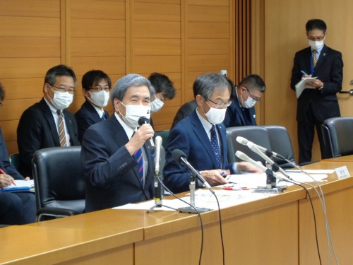 熊本県の復旧・復興本部会議で発言する蒲島郁夫知事。2020年11月24日に開催(写真:熊本県企画振興部球磨川流域復興局)