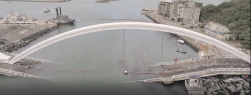 港内に落下した南方澳跨港大橋（写真：台湾国家運輸安全調査委員会）