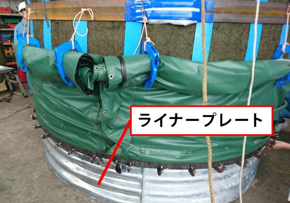 防水シートは下段の補強リングに取り付ける。巻き取って仮留めの状態で水中に設置。最後に潜水士が引き上げて被覆する（写真：YKK）