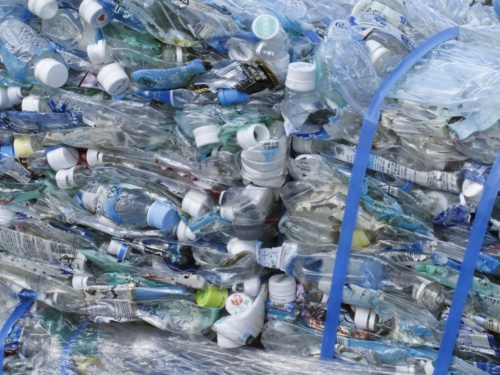 スーパーPETアスコンには、家庭などから出る廃ペットボトルを使用する(写真:花王)