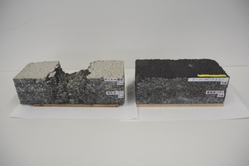 ホイールトラッキング疲労試験によってわだち掘れの抵抗性を確認した。左が半たわみ舗装で右がスーパーPETアスコン(写真:日経クロステック)