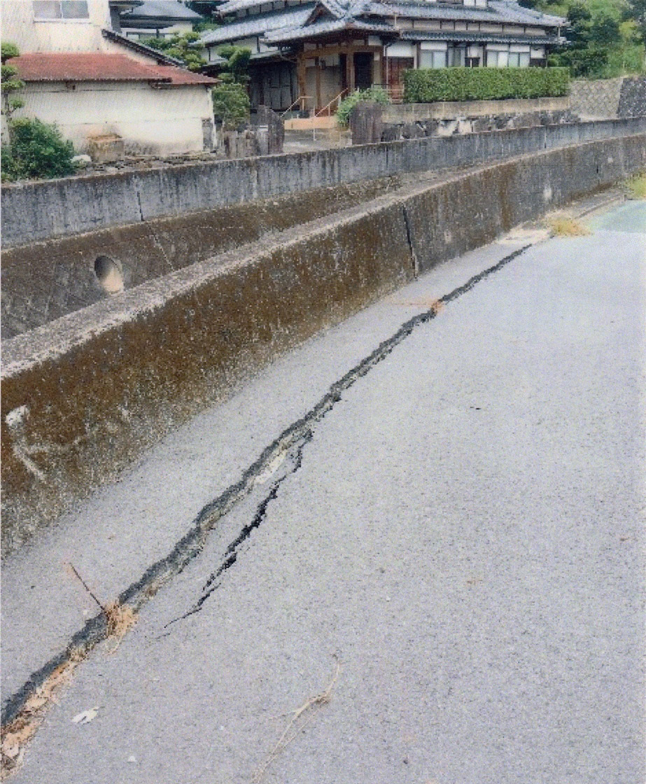 池上地区（熊本市西区）では宅地以外に、付近の堤防道路の路面にも沈下のため亀裂が生じている（写真：熊本市）
