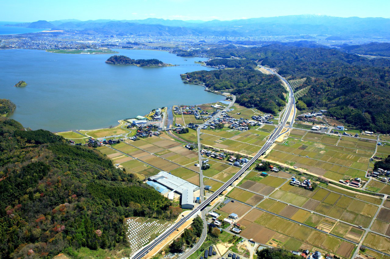 国道9号の渋滞緩和や災害時の代替路線として開通した鳥取西道路。海沿いを東西に走り、トンネルや橋梁の多いルートだ（写真：国土交通省鳥取河川国道事務所）