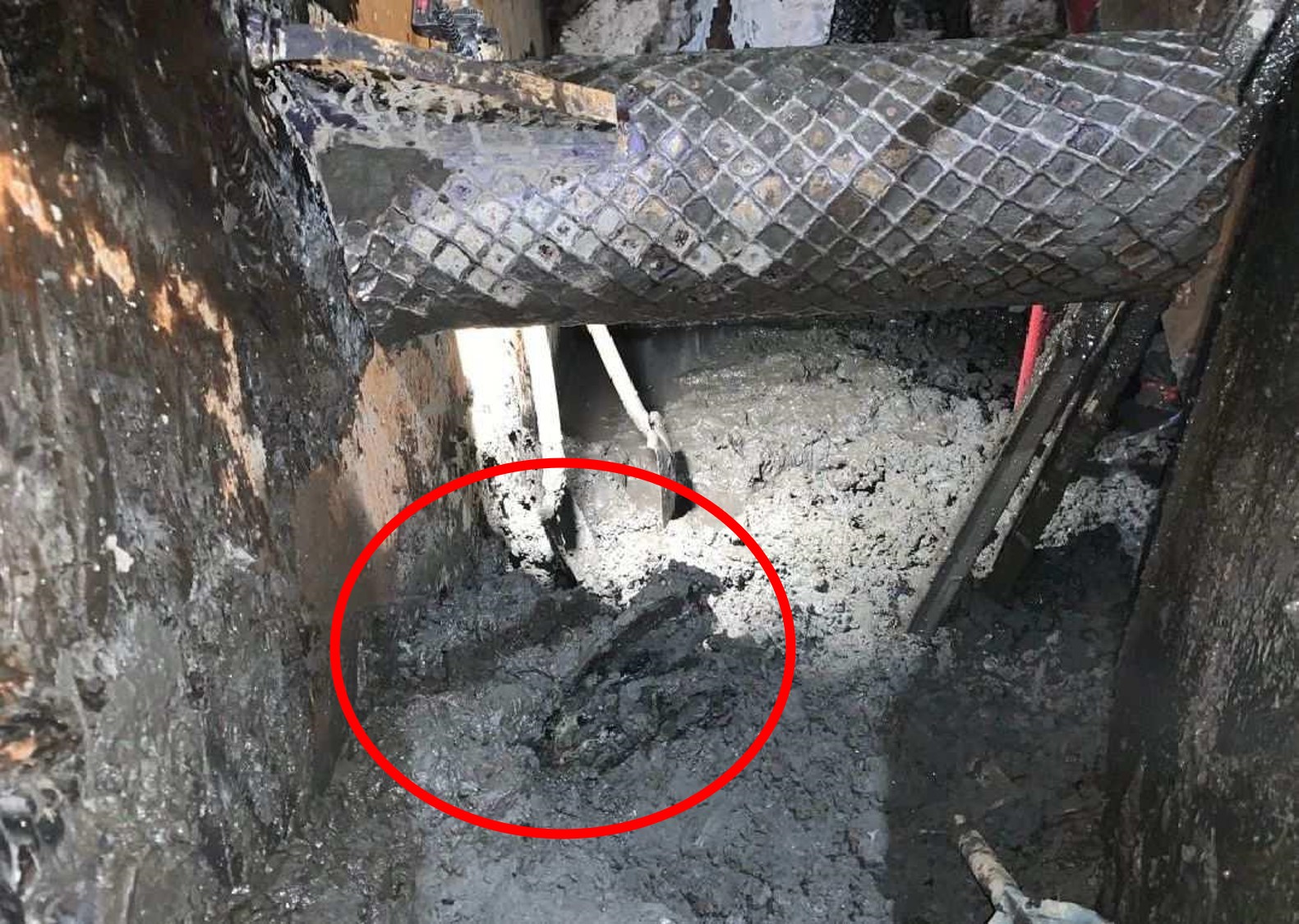シールド機のチャンバー内の様子。赤丸がH形鋼の破片（写真：国土交通省横浜国道事務所）