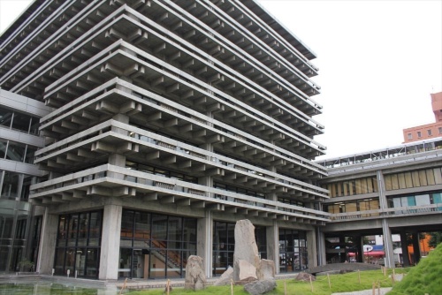 香川県庁舎東館の高層棟と低層棟(写真:日経アーキテクチュア)