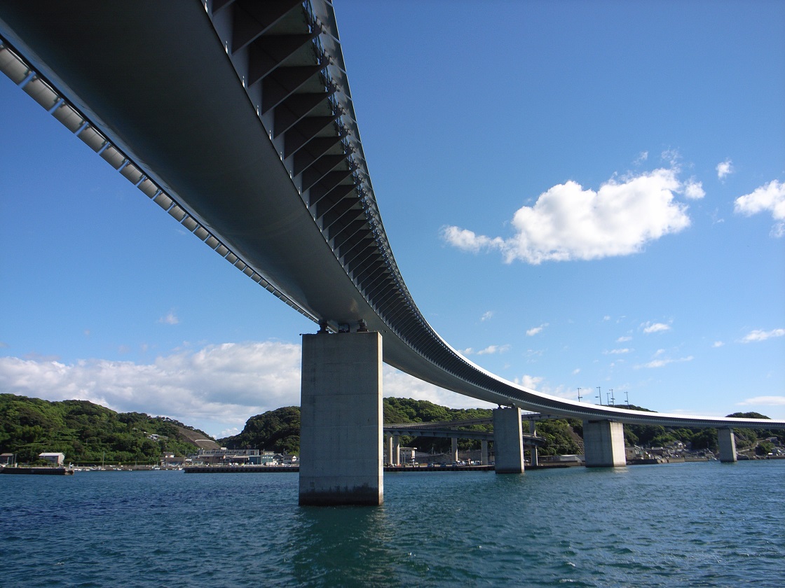 牛深ハイヤ大橋の橋桁と橋脚。牛深港内に片仮名の「ノ」の字を描くように架けられている（写真：風景工房 増山晃太）