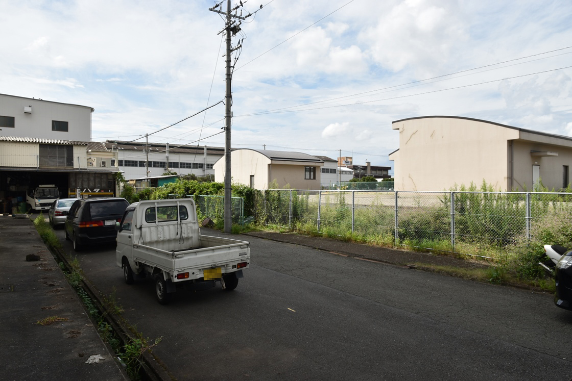 宝町調節池の地上施設と原告の経営する金属加工工場（写真左端）。調節池を取り巻くように工場や倉庫が立地している。個人情報保護のため写真の一部を加工（写真：日経クロステック）
