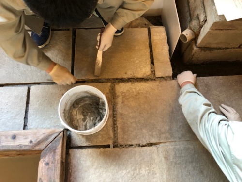 温浴施設の石張りの目地に、ジオポリマー系補修材を施工した(写真:興和)