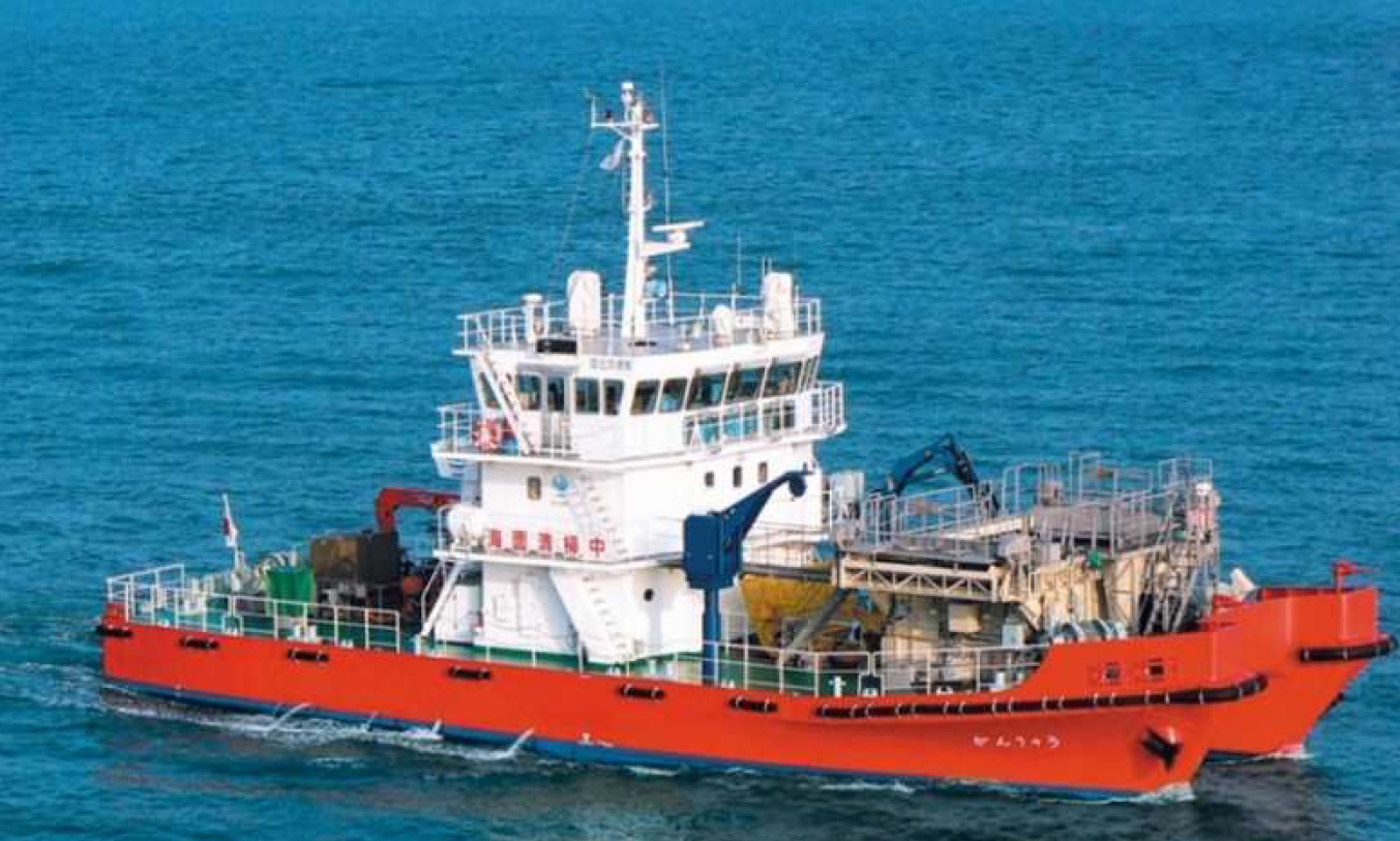 海洋環境整備船「がんりゅう」。関門海峡を挟む東西約3500km2の海域に浮遊するごみや流木などを回収する他、油流出事故の発生時に海上保安庁の要請に基づいて油を回収する。2017年7月の九州北部豪雨の際には、山林などから流出した流木やごみなどの浮遊物約1090m3を他の2隻とともに回収した（写真：国土交通省九州地方整備局）