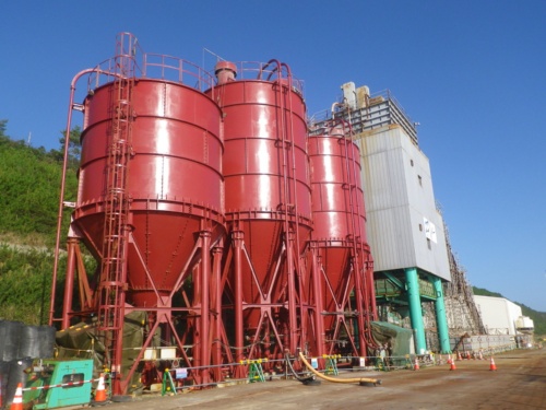 福島第1原子力発電所の敷地内にあるアッシュクリートの専用プラント(写真:安藤ハザマ)