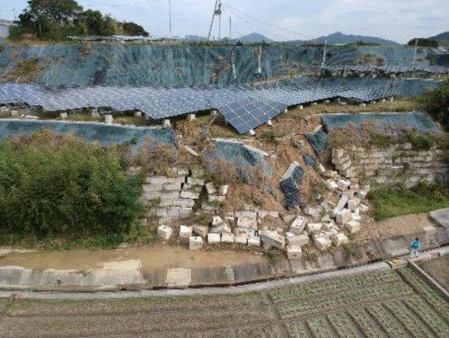 太陽光発電設備を設置した傾斜地の法面が大雨で崩壊した例。新エネルギー・産業技術総合開発機構(NEDO)と太陽光発電協会、奥地建産がまとめた「地上設置型太陽光発電システムの設計ガイドライン2019年版」で紹介した。ガイドラインの内容は、太陽光発電設備の技術基準の解釈・解説に取り入れている(写真:新エネルギー・産業技術総合開発機構、太陽光発電協会、奥地建産)