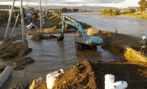 被災した河川堤防の応急復旧の様子（写真：国土交通省）
