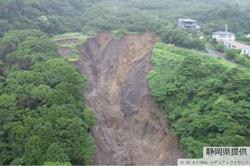 静岡県熱海市で2021年7月に発生した土石流の現場。起点の盛り土が被害を拡大させたといわれる。26人が死亡し、1人が行方不明となっている（写真；全国知事会）